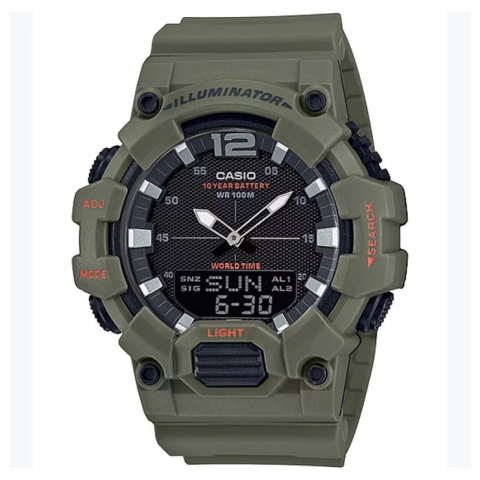Relógio Casio Illuminator verde militar HDC-700-3A2VDF com mostrador digital e analógico.