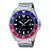 Casio duro masculino com bisel nas cores vermelho e azul. Foto de ecommerce de relógio de pulso de aço prateado com fundo mostrador de horas preto e ponteiros brancos com massa luminosa! 