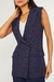 Colete feminino Maíra azul marinho sem mangas, com lapela e botões frontais, ideal para looks sofisticados.
