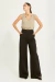 Pantalona Fabiana preta em tecido leve, modelagem ampla, usada por uma modelo em look elegante.