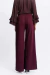 Calça pantalona Letícia na cor berinjela vista de trás, com blusa de mangas longas e babados.