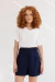 Modelo vestindo Blusa Rebeca Off White com mangas curtas.