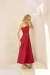 Modelo usando Top Renata Vermelho em ambiente minimalista.