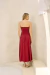 Modelo vestindo Top Renata Vermelho visto de costas, em ambiente claro e minimalista.