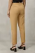 Calça Agnes Bege vista de costas, destacando o corte reto e o detalhe dos bolsos traseiros.