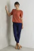 Modelo vestindo a Blusa Giulia Terracota de manga curta.