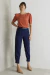 Modelo vestindo Blusa Giulia Terracota com calça azul-marinho e sapatos de salto bege.