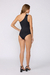 Modelo vestindo body preto de um ombro só, visto de costas.
