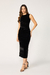 Modelo vestindo vestido de veludo drapeado preto, comprimento midi, sem mangas, ideal para ocasiões especiais.
