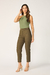 Modelo vestindo regata gola torcida verde militar e calça verde oliva.
