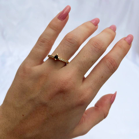 Anel Solitário com Pedra Zircônia Preta e Cristais - comprar online