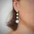 Brinco Glamour - Pérola Shell e Banho de Ouro Branco - Flor de Jasmin - Semijoias com Significado | Pedras Naturais