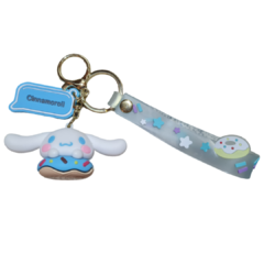 Llavero Cinnamoroll sobre dona