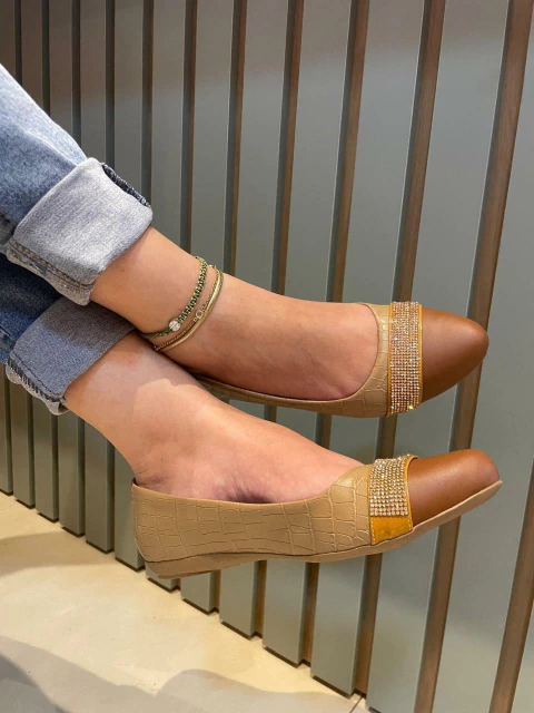 Sapatilha em Crôco com detalhe Strass - comprar online