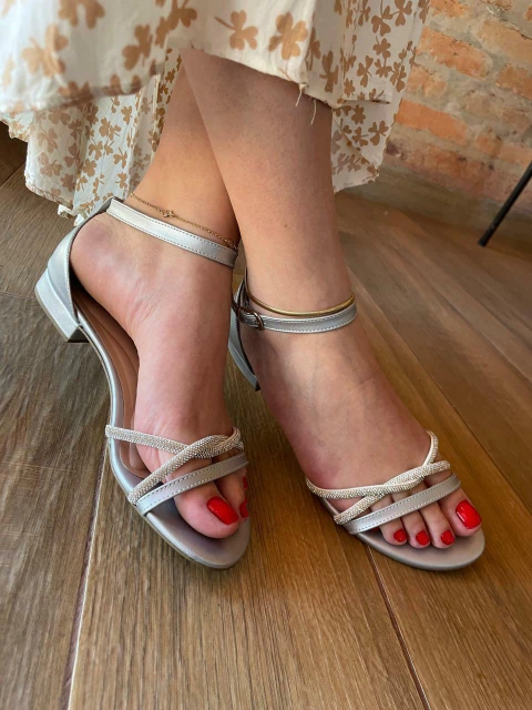 Sandália Feminina com Strass – Salto Baixo 2 cm - comprar online