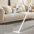 Aspirador de pó portátil sem fio USB recarregável, ideal para limpeza de casa e carro, com função mop, em um ambiente aconchegante.
