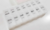 Porta comprimidos semanal com 14 divisões, colorido em branco, exibindo os dias da semana e a indicação de dia e noite.