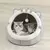 Cama confortável para gatos e cães pequenos, com formato de barraca e detalhes que imitam orelhas de gato.