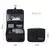 Necessaire portátil impermeável em polyester, ideal para organizar higiene e cosméticos durante viagens, com compartimentos e ganchos para pendurar.