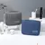 Necessaire portátil impermeável em polyester nas cores cinza e azul, ideal para organizar produtos de higiene e cosméticos.