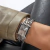 Relógio Feminino Guess Retangular Bracelete Gw0668l1 Prata Prateado Prateado Prateado na internet