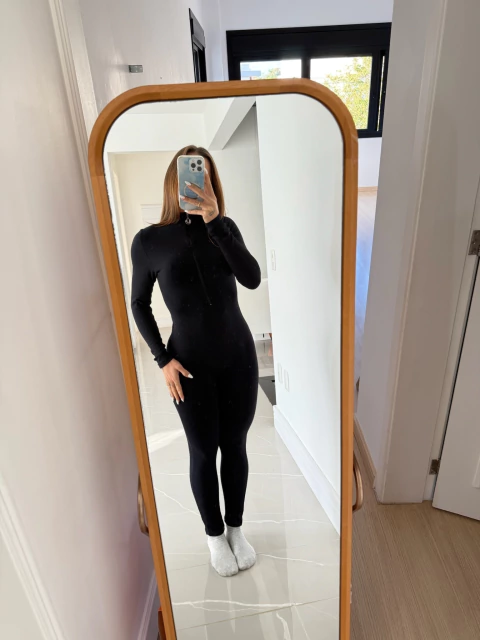 MACACÃO PRETO LANÇA PERFUME