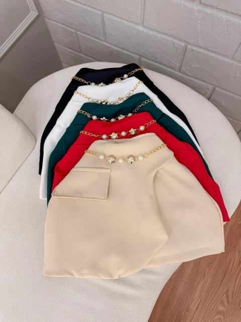 Short com cinto de metal dourado leve e zíper lateral embutido. REF: 293