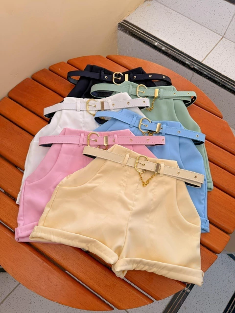 Short alfaiataria com barra dobrada | Zíper lateral | Cinto combinando | Look moderno e delicado | REF:147