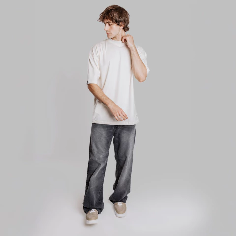 Remera Oversize Cream puesta - LessTime