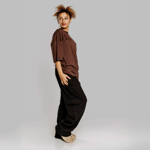 Remera Oversize Rich Brown puesta - LessTime