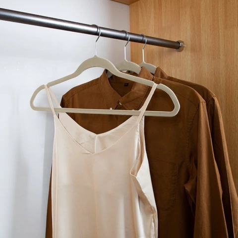 Percha Aterciopelada Beige Antideslizante Pack x 5 - comprar online