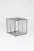 Cubo decorativo de alambre negro con diseño moderno y minimalista.
