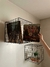 Estante decorativo Cubik x2 con discos de vinilo, incluyendo uno de The Beatles, y una planta pequeña en la parte inferior.