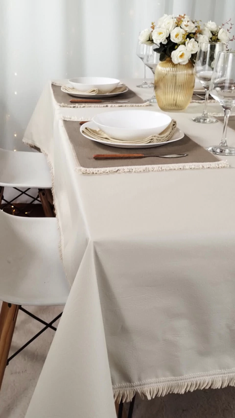 Mantel de Ecocuero Rectangular con Caída y Flecos - Beige