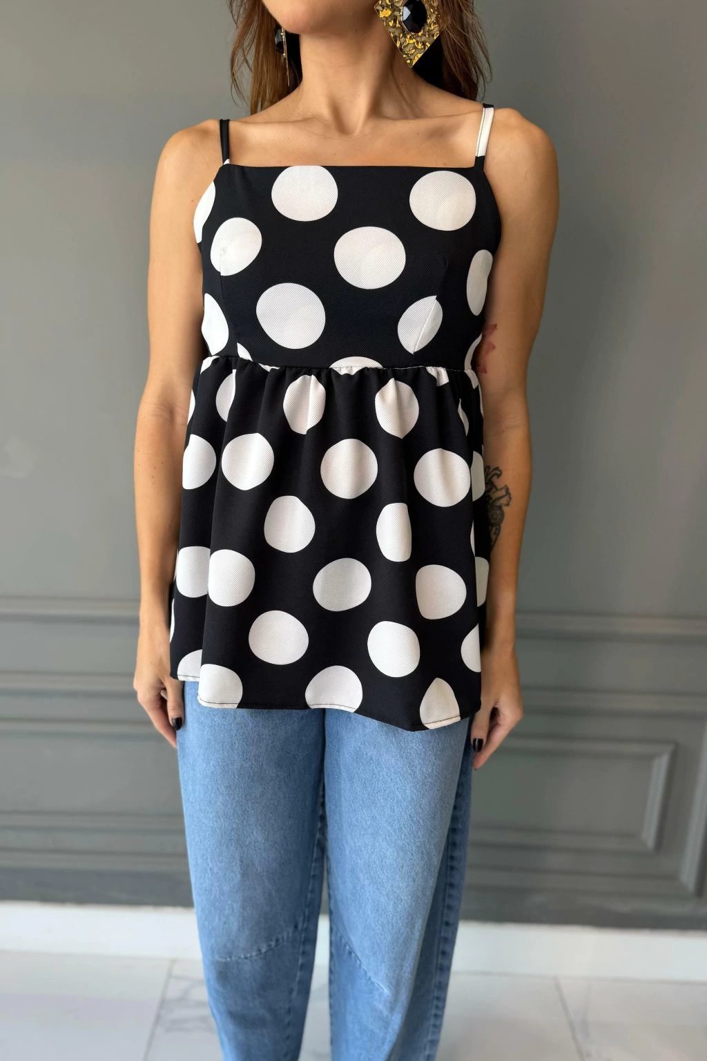 REGATA POÁ EM CREPE COM AMARRAÇÃO NAS COSTAS