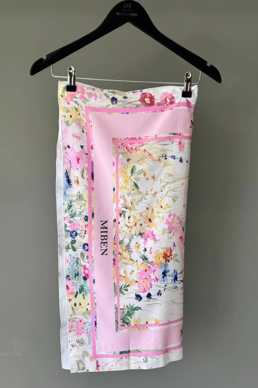 LENÇO EM CETIM COM ESTAMPA FLORAL