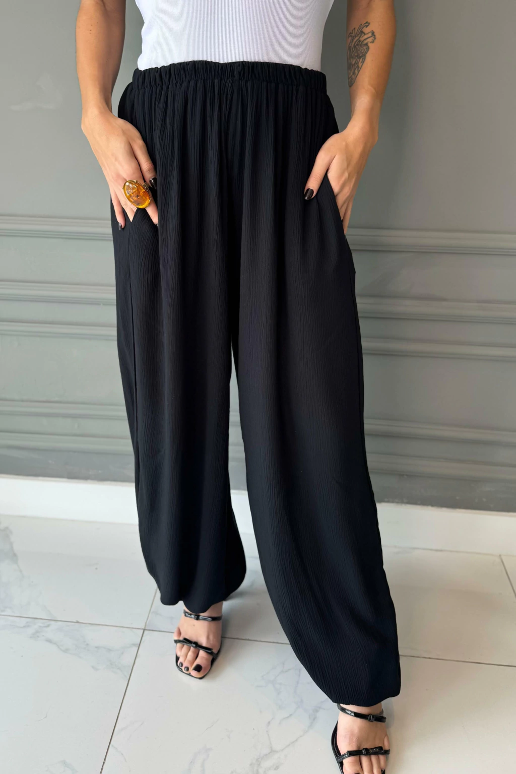 CALÇA ALADIN PRETA COM BOLSOS