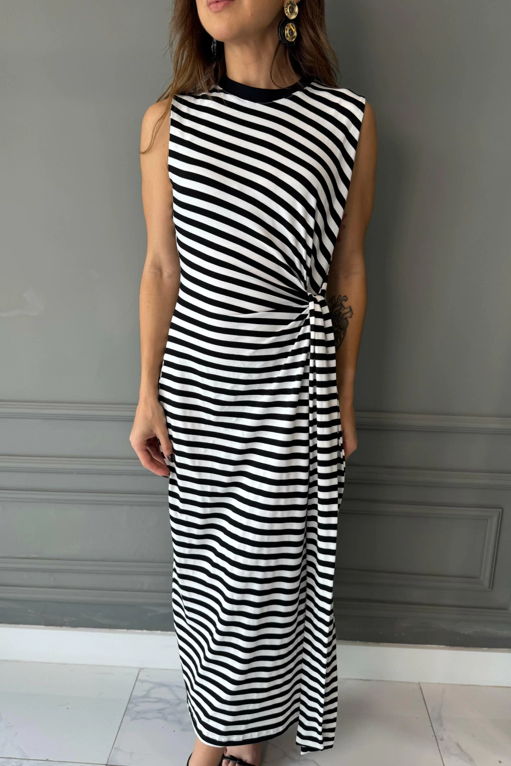VESTIDO MIDI LISTRADO COM AMARRAÇÃO LATERAL