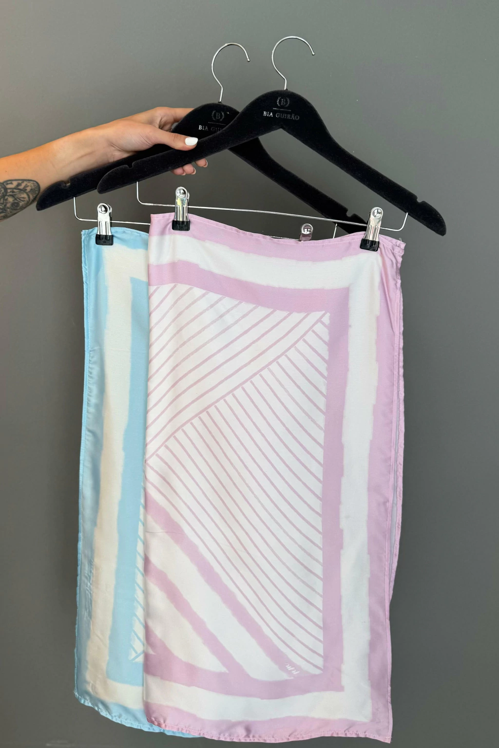 LENÇO EM CETIM COM ESTAMPA LISTRADA