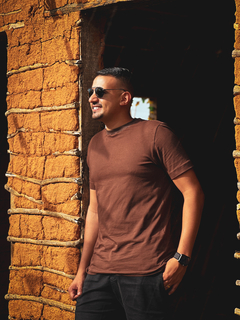 Basic Long Masculina - Marrom