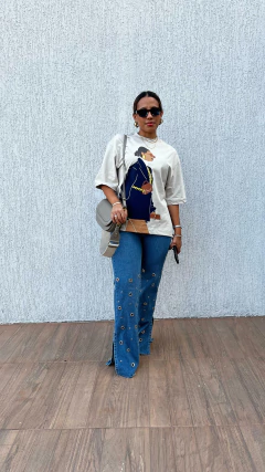 T-Shirt Oversized Mulher - Morena na internet