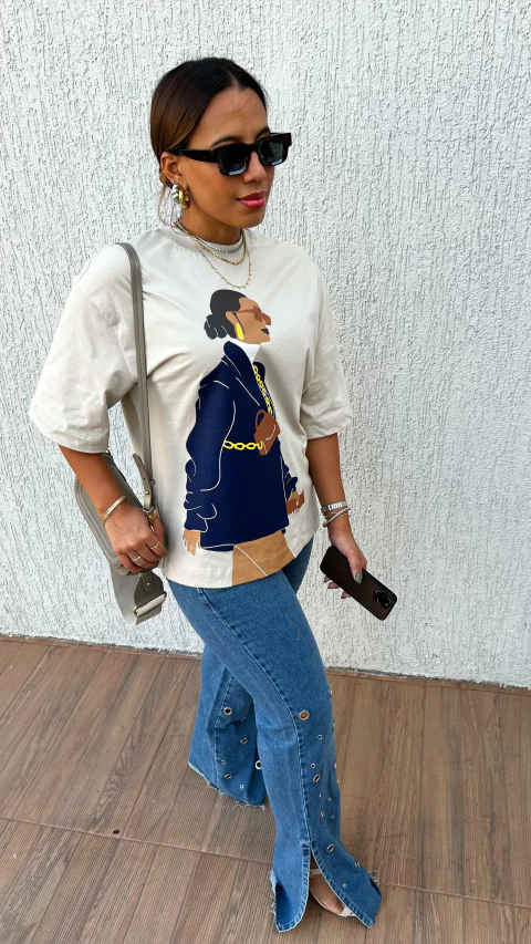 T-Shirt Oversized Mulher - Morena - comprar online