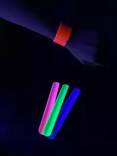 Pulsera Fluo Magneticas X 10 // Cotillon Carioca Fluor - comprar online