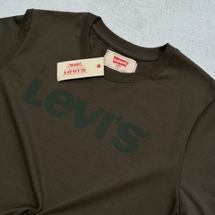 REMERA LEVI´S ESTAMPA CLASICA VERDE MILITAR - comprar online