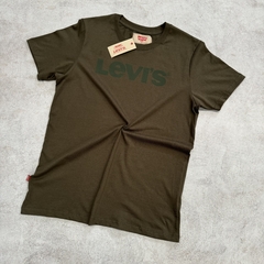 REMERA LEVI´S ESTAMPA CLASICA VERDE MILITAR