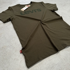 REMERA LEVI´S ESTAMPA CLASICA VERDE MILITAR en internet