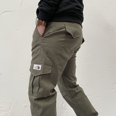 JOGGER CARGO TNF VERDE MILITAR - comprar online