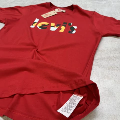 REMERA LEVI´S ESTAMPA CAMUFLAJE ROJA - Elixir Indumentaria