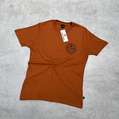 REMERA RIP CURL ESTAMPA SINCE 1969 LADRILLO