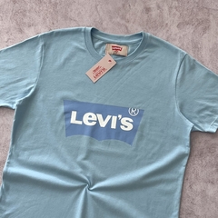 REMERA LEVI´S CELESTE - comprar online